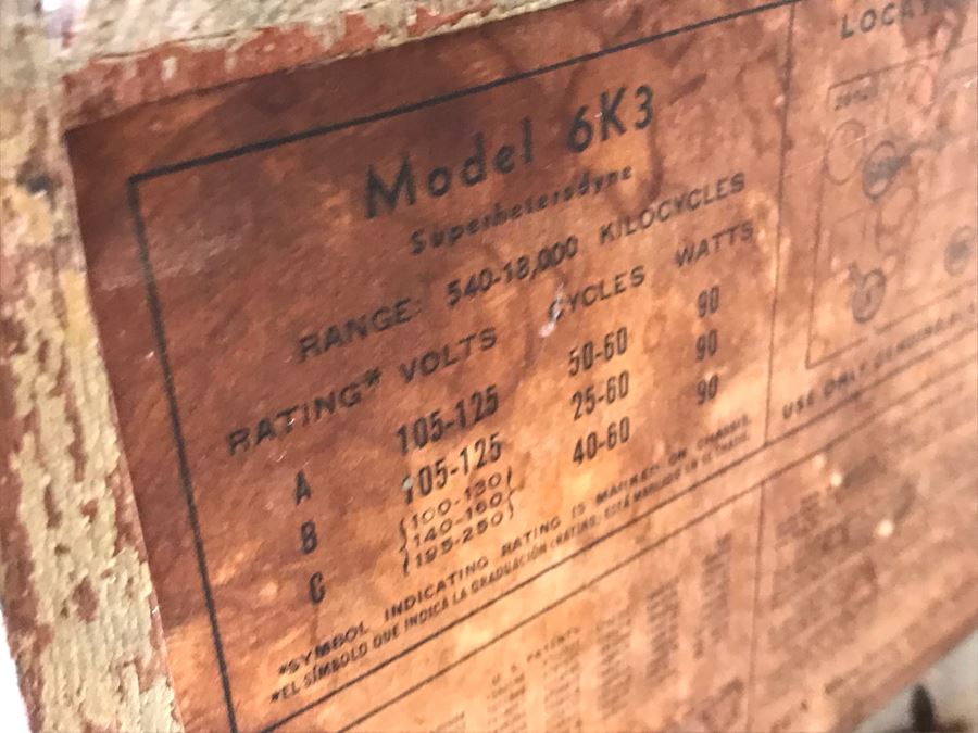 Vintage Art Deco Wooden Cabinet RCA Victor Tube Radio - Needs Servicing - No Speaker And Missing Knobs - Model 6K3 [Photo 17]