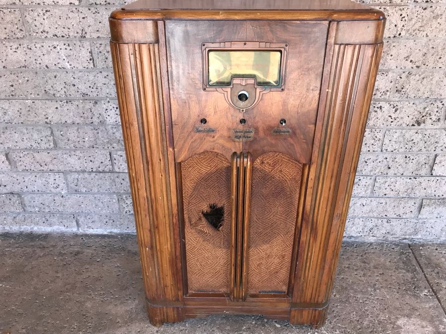 Vintage Art Deco Wooden Cabinet RCA Victor Tube Radio - Needs Servicing - No Speaker And Missing Knobs - Model 6K3 [Photo 1]