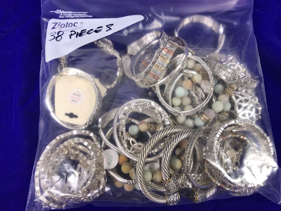 (38) Various Irish Themed Bracelets Retails Over $500 [Photo 22]