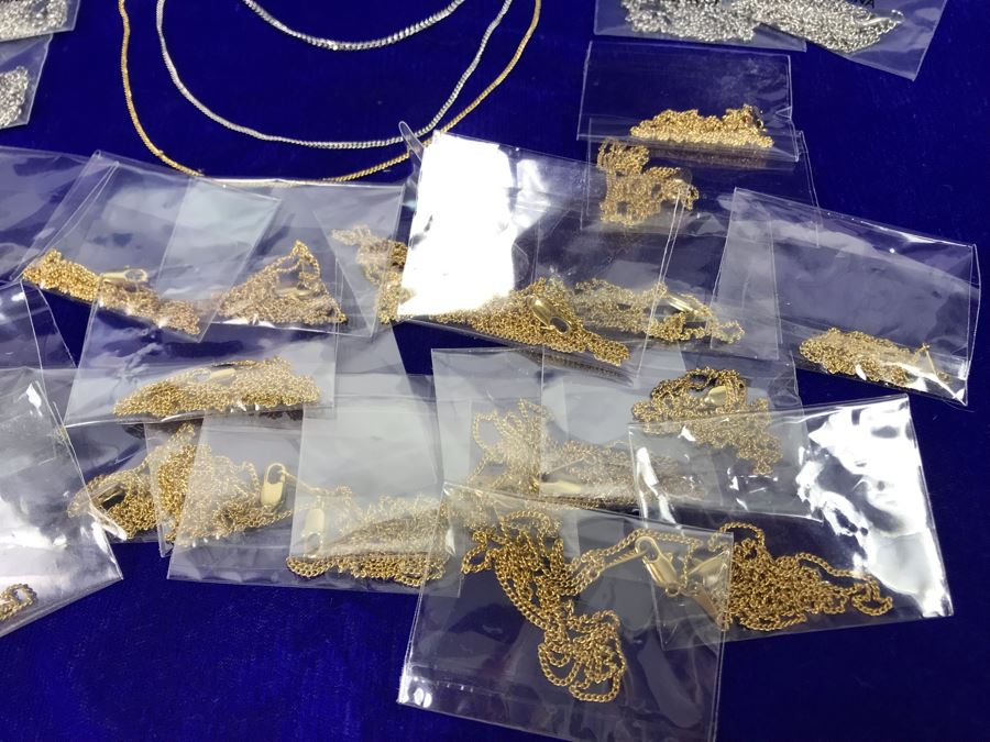 (25) Piece 18' Necklaces Lot With Gold Plated And Stainless Steel Necklaces Retails $500 [Photo 3]