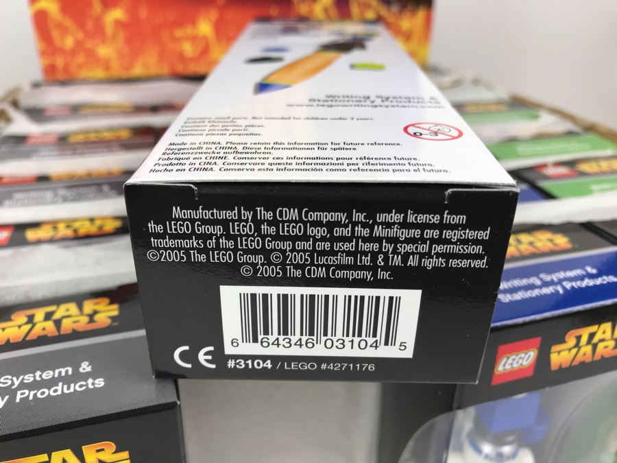 New 2005 LEGO Star Wars: Darth Vader Pens, Chewbacca Pens, R2-D2 Pens, Yoda Pens Writing System Pens Merchandiser Store Display By The CDM Company - 24 Pens [Photo 23]