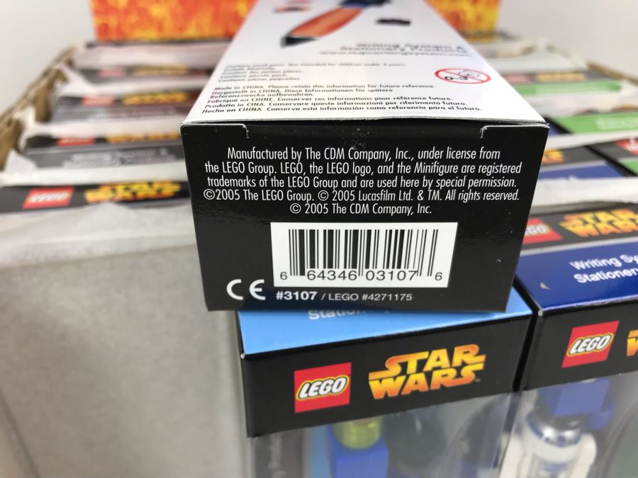 New 2005 LEGO Star Wars: Darth Vader Pens, Chewbacca Pens, R2-D2 Pens, Yoda Pens Writing System Pens Merchandiser Store Display By The CDM Company - 24 Pens [Photo 19]
