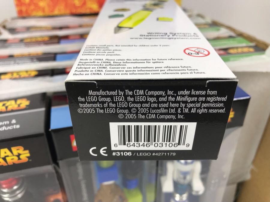 New 2005 LEGO Star Wars: Darth Vader Pens, Chewbacca Pens, R2-D2 Pens, Yoda Pens Writing System Pens Merchandiser Store Display By The CDM Company - 24 Pens [Photo 27]