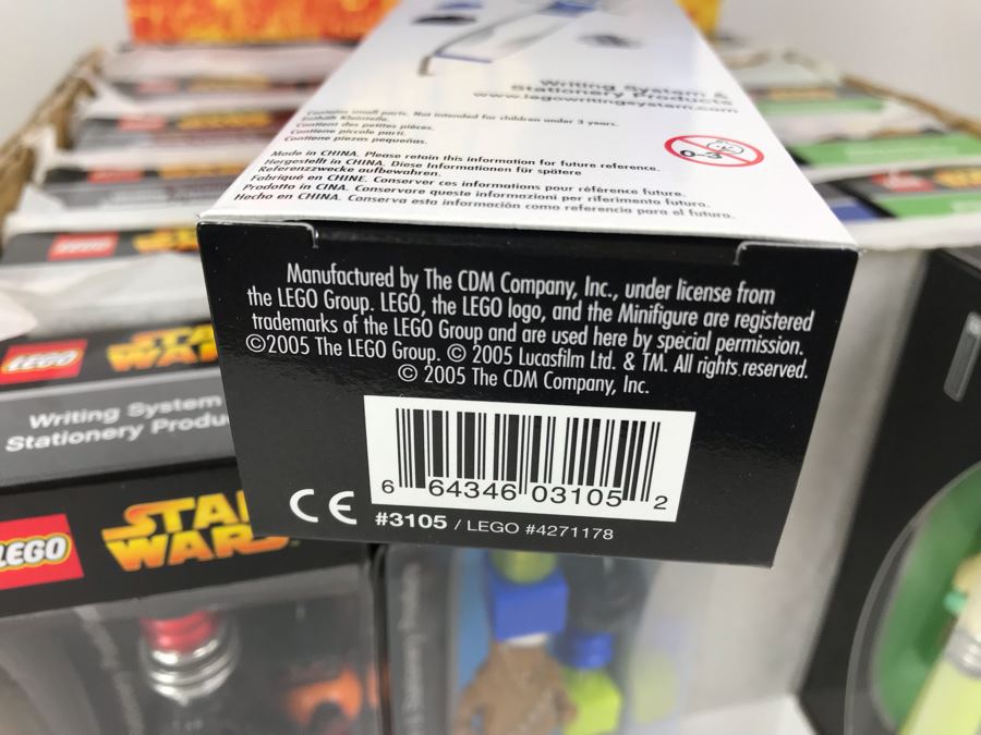 New 2005 LEGO Star Wars: Darth Vader Pens, Chewbacca Pens, R2-D2 Pens, Yoda Pens Writing System Pens Merchandiser Store Display By The CDM Company - 24 Pens [Photo 25]