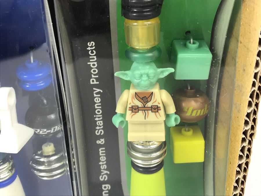 New 2005 LEGO Star Wars: Darth Vader Pens, Chewbacca Pens, R2-D2 Pens, Yoda Pens Writing System Pens Merchandiser Store Display By The CDM Company - 24 Pens [Photo 10]