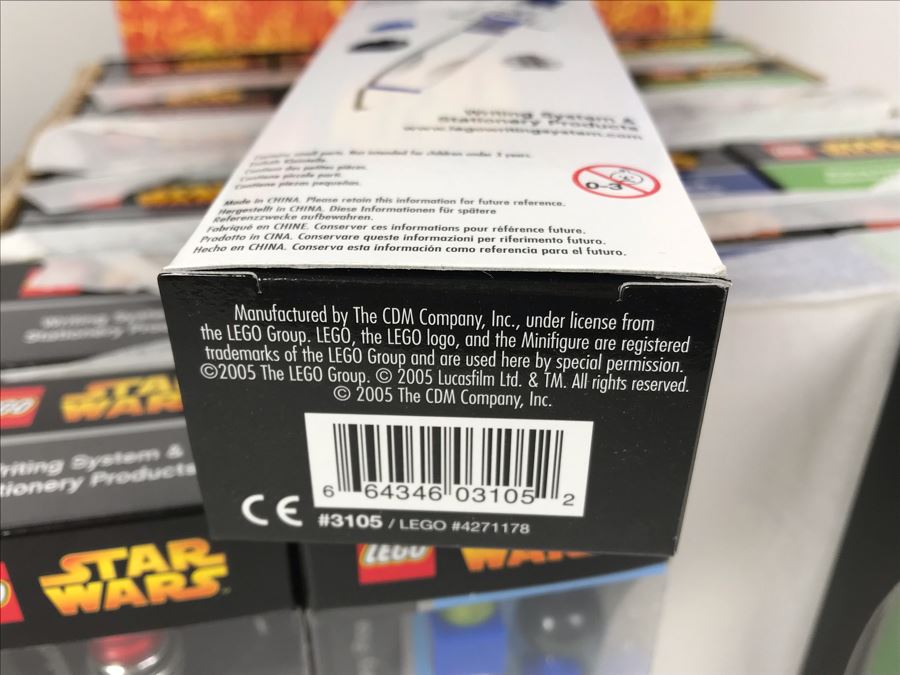 New 2005 LEGO Star Wars: Darth Vader Pens, Chewbacca Pens, R2-D2 Pens, Yoda Pens Writing System Pens Merchandiser Store Display By The CDM Company - 24 Pens [Photo 20]