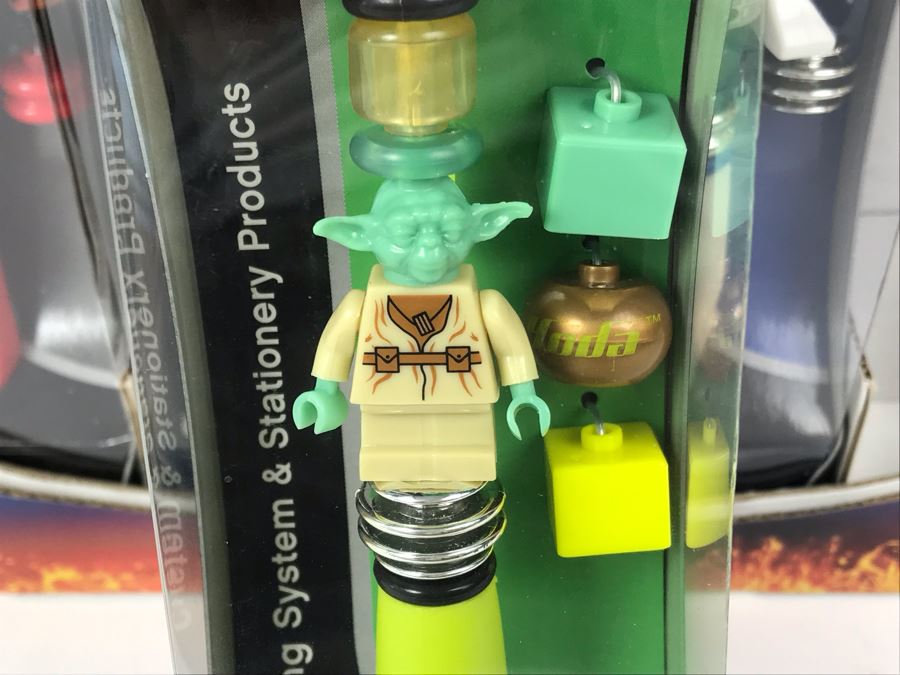New 2005 LEGO Star Wars: Darth Vader Pens, Chewbacca Pens, R2-D2 Pens, Yoda Pens Writing System Pens Merchandiser Store Display By The CDM Company - 24 Pens [Photo 22]