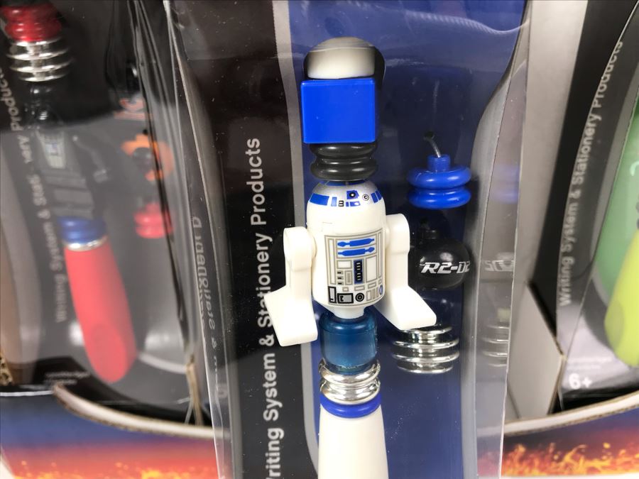 New 2005 LEGO Star Wars: Darth Vader Pens, Chewbacca Pens, R2-D2 Pens, Yoda Pens Writing System Pens Merchandiser Store Display By The CDM Company - 24 Pens [Photo 17]