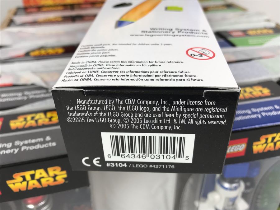 New 2005 LEGO Star Wars: Darth Vader Pens, Chewbacca Pens, R2-D2 Pens, Yoda Pens Writing System Pens Merchandiser Store Display By The CDM Company - 24 Pens [Photo 15]