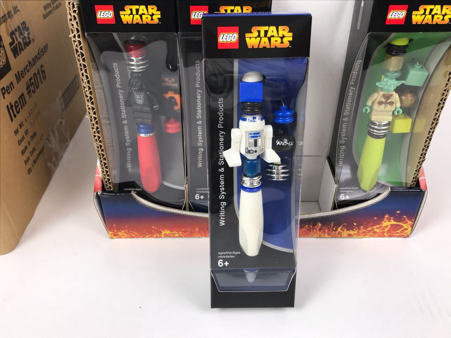 New 2005 LEGO Star Wars: Darth Vader Pens, Chewbacca Pens, R2-D2 Pens, Yoda Pens Writing System Pens Merchandiser Store Display By The CDM Company - 24 Pens [Photo 16]