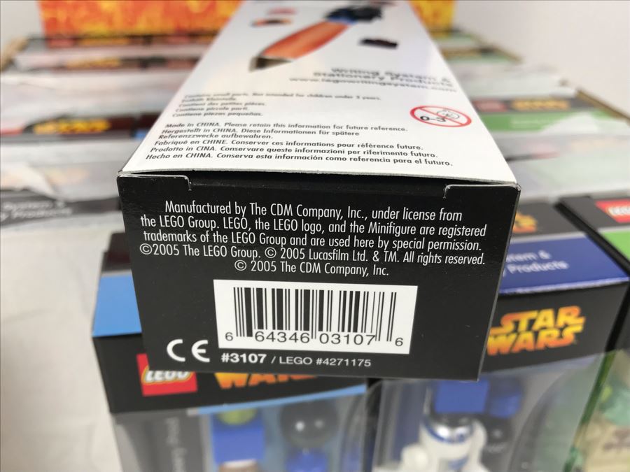 New 2005 LEGO Star Wars: Darth Vader Pens, Chewbacca Pens, R2-D2 Pens, Yoda Pens Writing System Pens Merchandiser Store Display By The CDM Company - 24 Pens [Photo 11]