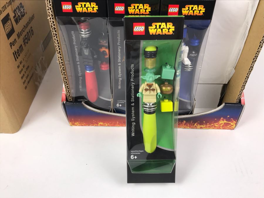 New 2005 LEGO Star Wars: Darth Vader Pens, Chewbacca Pens, R2-D2 Pens, Yoda Pens Writing System Pens Merchandiser Store Display By The CDM Company - 24 Pens [Photo 21]