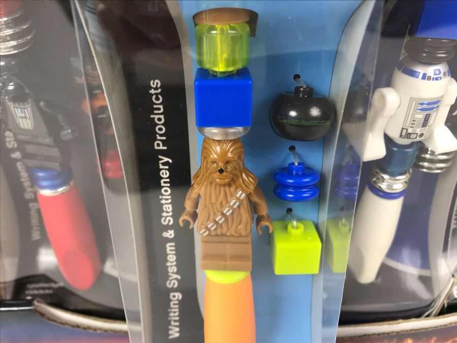 New 2005 LEGO Star Wars: Darth Vader Pens, Chewbacca Pens, R2-D2 Pens, Yoda Pens Writing System Pens Merchandiser Store Display By The CDM Company - 24 Pens [Photo 13]