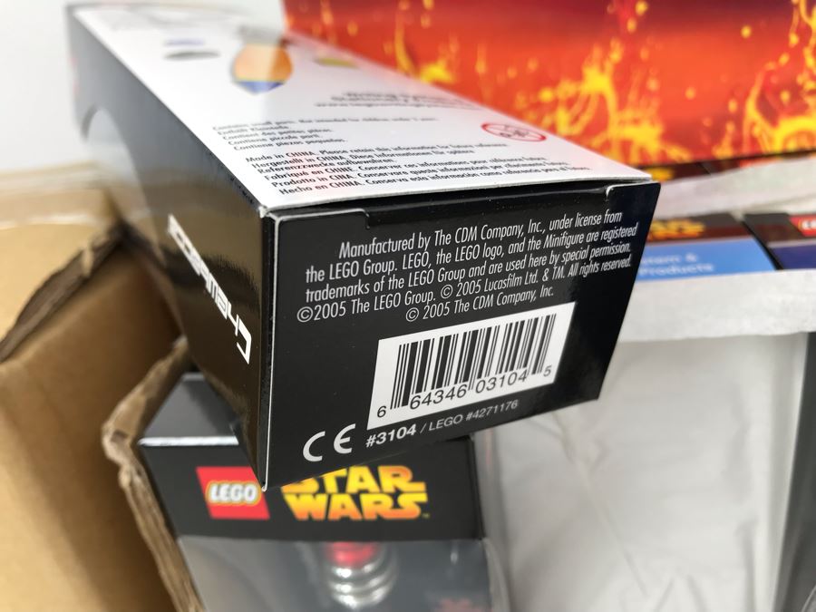 New 2005 LEGO Star Wars: Darth Vader Pens, Chewbacca Pens, R2-D2 Pens, Yoda Pens Writing System Pens Merchandiser Store Display By The CDM Company - 12 Pens [Photo 15]