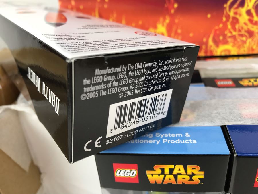 New 2005 LEGO Star Wars: Darth Vader Pens, Chewbacca Pens, R2-D2 Pens, Yoda Pens Writing System Pens Merchandiser Store Display By The CDM Company - 12 Pens [Photo 10]