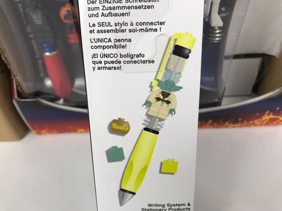 New 2005 LEGO Star Wars: Darth Vader Pens, Chewbacca Pens, R2-D2 Pens, Yoda Pens Writing System Pens Merchandiser Store Display By The CDM Company - 12 Pens [Photo 16]