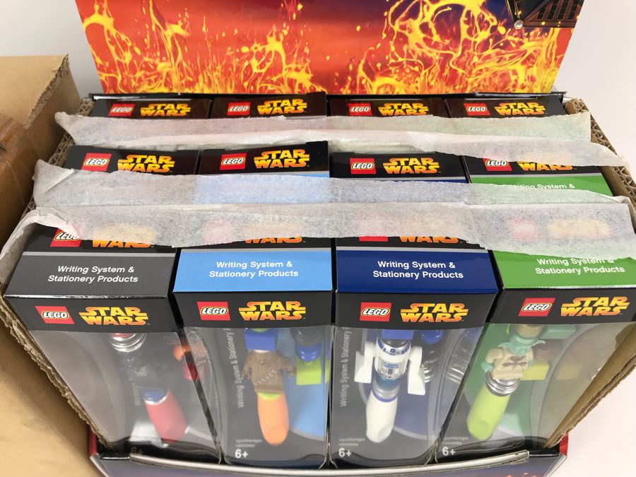 New 2005 LEGO Star Wars: Darth Vader Pens, Chewbacca Pens, R2-D2 Pens, Yoda Pens Writing System Pens Merchandiser Store Display By The CDM Company - 12 Pens [Photo 4]
