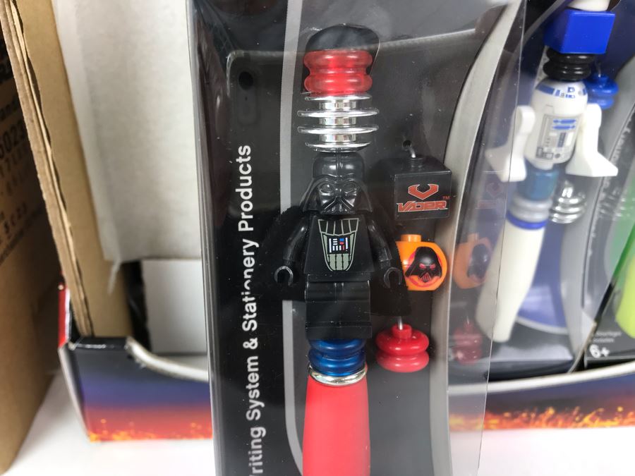 New 2005 LEGO Star Wars: Darth Vader Pens, Chewbacca Pens, R2-D2 Pens, Yoda Pens Writing System Pens Merchandiser Store Display By The CDM Company - 12 Pens [Photo 7]