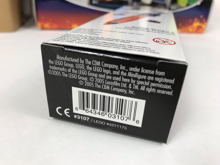 New 2005 LEGO Star Wars: Darth Vader Pens, Chewbacca Pens, R2-D2 Pens, Yoda Pens Writing System Pens Merchandiser Store Display By The CDM Company - 12 Pens [Photo 10]