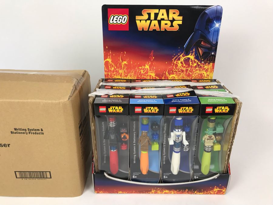New 2005 LEGO Star Wars: Darth Vader Pens, Chewbacca Pens, R2-D2 Pens, Yoda Pens Writing System Pens Merchandiser Store Display By The CDM Company - 12 Pens [Photo 1]