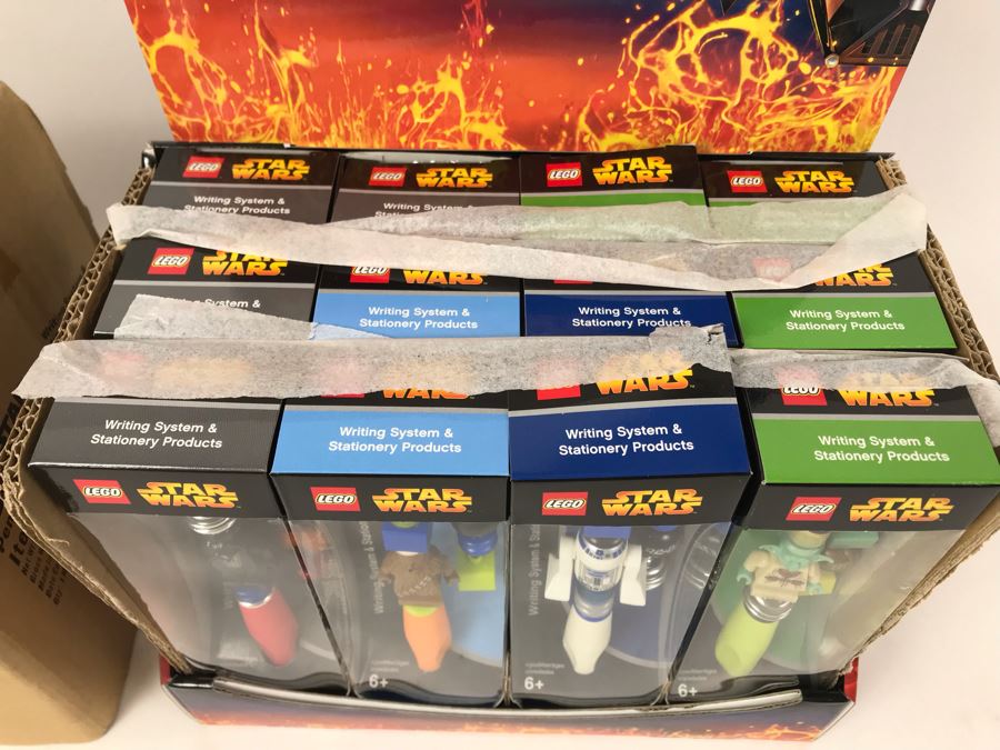 New 2005 LEGO Star Wars: Darth Vader Pens, Chewbacca Pens, R2-D2 Pens, Yoda Pens Writing System Pens Merchandiser Store Display By The CDM Company - 12 Pens [Photo 3]
