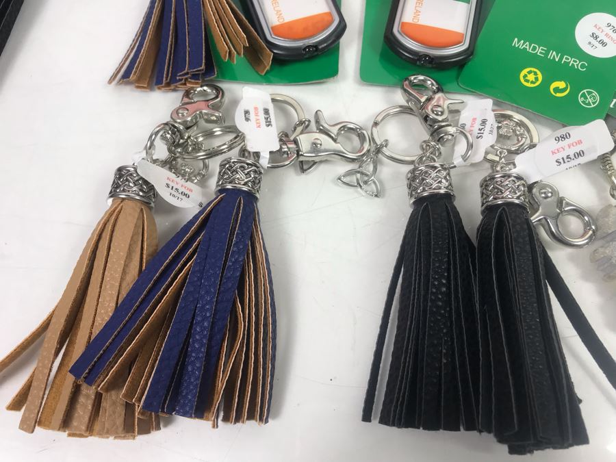 Just Added - Ireland Lot With Keychains, Key Fobs, Patches, Irish Barrettes, Irish Shoe Laces, Irish Bandanas, (2) Irish Dog Collars, Irish Dog Leash And Pink Basket - See Photos [Photo 10]