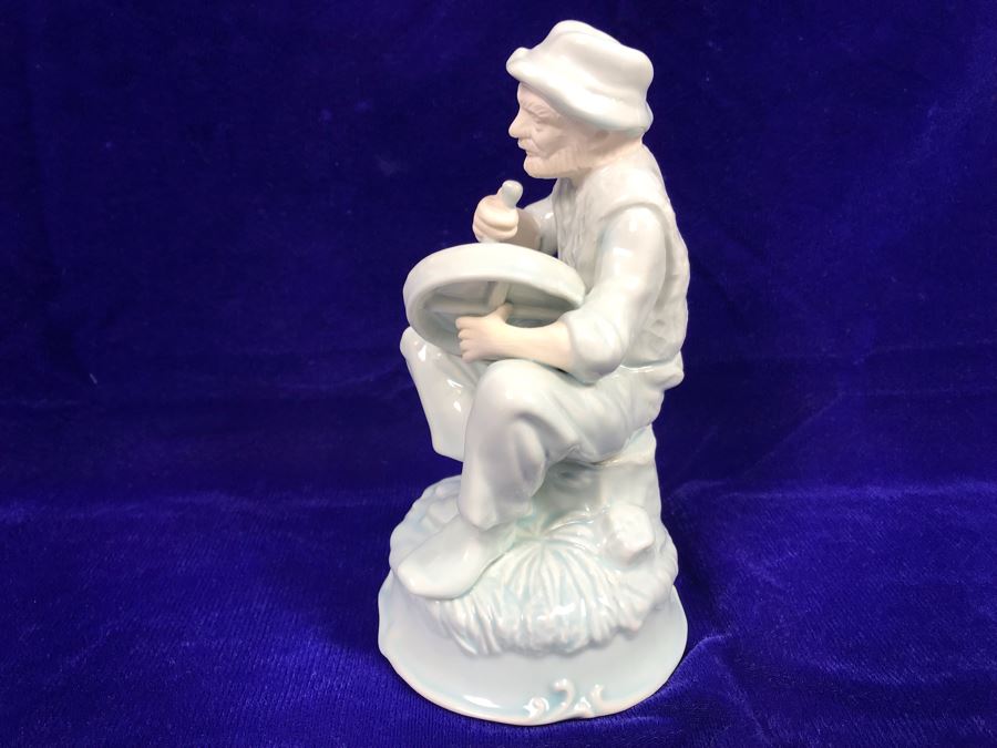 Just Added - Cyril Cullen Farney Castle Bodhran Player Figurine Made In Ireland Retails $225 [Photo 6]