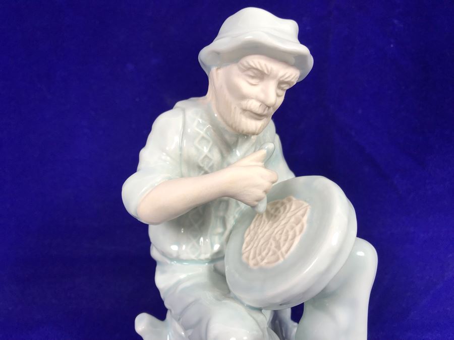 Just Added - Cyril Cullen Farney Castle Bodhran Player Figurine Made In Ireland Retails $225 [Photo 3]