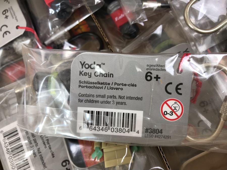 Sealed Box Of New LEGO Star Wars Key Chain Merchandiser Retail Display - 1 Display And 24 Key Chains By The CDM Company - Yoda, Darth Vader, R2-D2 And Chewbacca Key Chains [Photo 17]