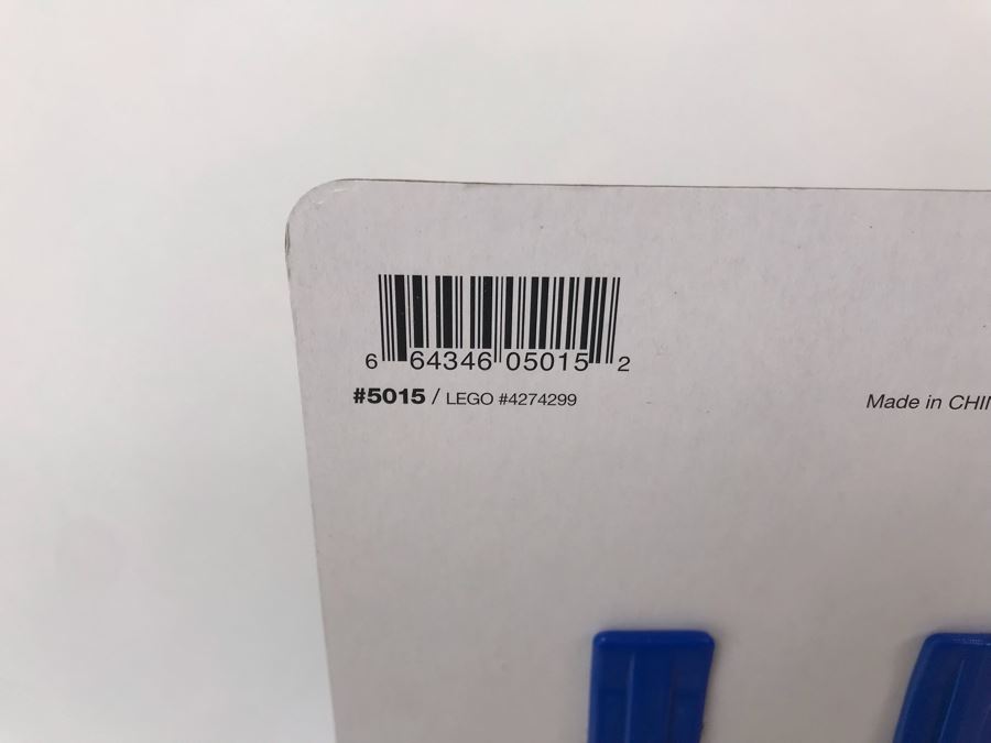 Sealed Box Of New LEGO Star Wars Key Chain Merchandiser Retail Display - 1 Display And 24 Key Chains By The CDM Company - Yoda, Darth Vader, R2-D2 And Chewbacca Key Chains [Photo 10]