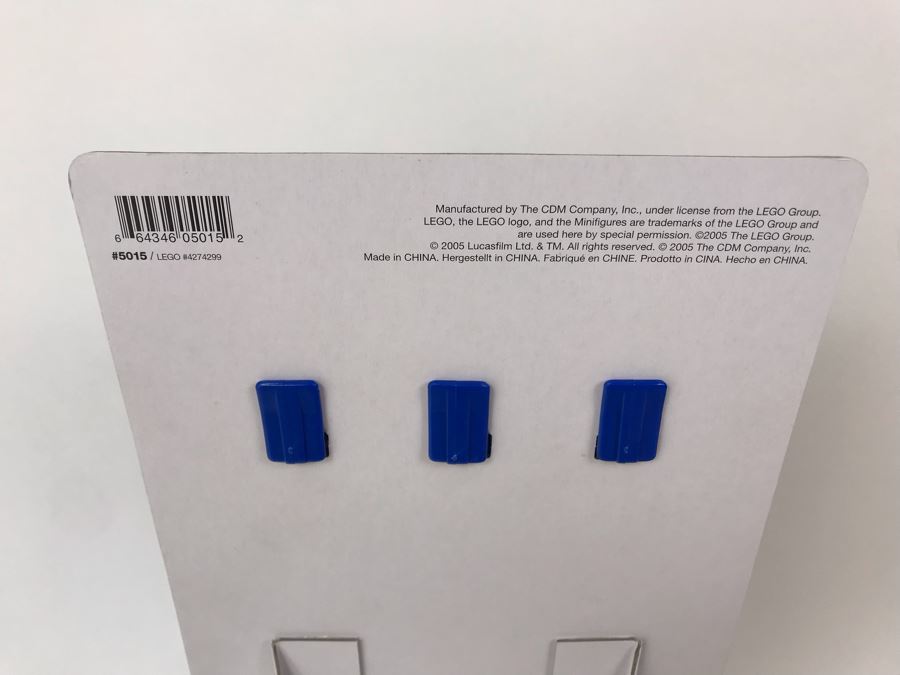 Sealed Box Of New LEGO Star Wars Key Chain Merchandiser Retail Display - 1 Display And 24 Key Chains By The CDM Company - Yoda, Darth Vader, R2-D2 And Chewbacca Key Chains [Photo 9]