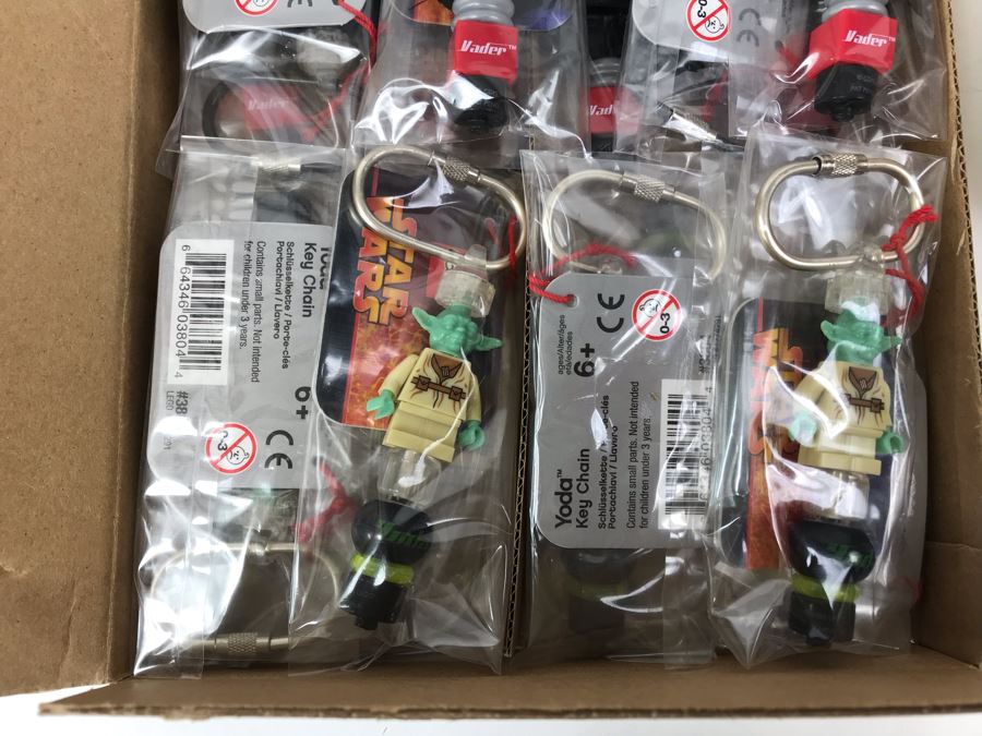 Sealed Box Of New LEGO Star Wars Key Chain Merchandiser Retail Display - 1 Display And 24 Key Chains By The CDM Company - Yoda, Darth Vader, R2-D2 And Chewbacca Key Chains [Photo 15]