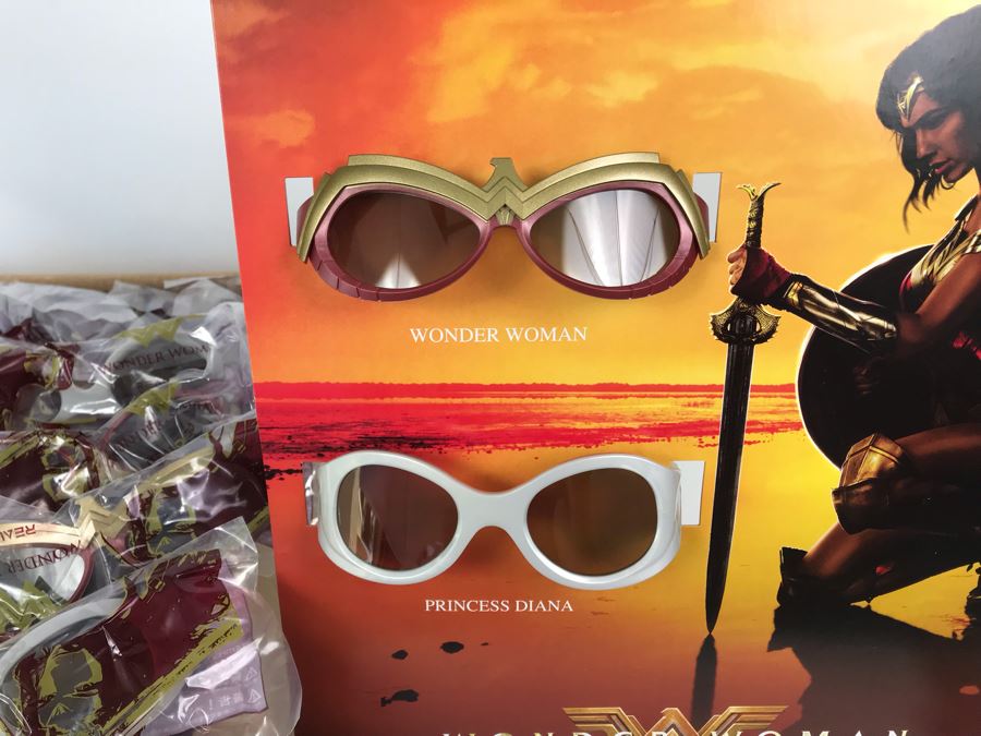 New 2017 Wonder Woman Cardboard Movie Display For Displaying 3D Glasses And Box Of New Wonder Woman And Princess Diana 3D Eyewear Glasses Approximately 100 Glasses [Photo 3]