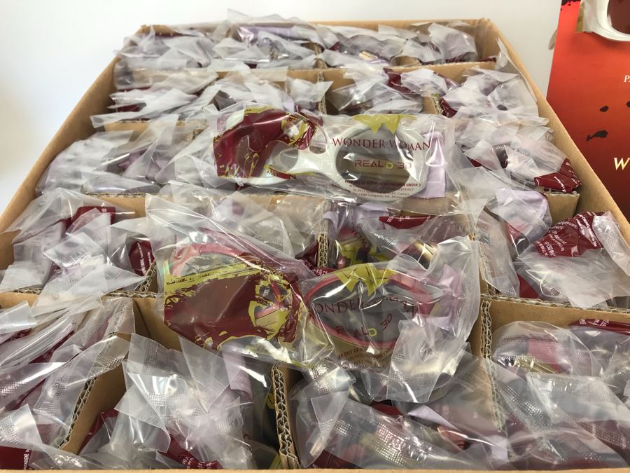New 2017 Wonder Woman Cardboard Movie Display For Displaying 3D Glasses And Box Of New Wonder Woman And Princess Diana 3D Eyewear Glasses Approximately 100 Glasses [Photo 4]