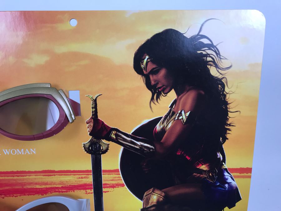 New 2017 Wonder Woman Cardboard Movie Display For Displaying 3D Glasses And Box Of New Wonder Woman And Princess Diana 3D Eyewear Glasses Approximately 100 Glasses [Photo 11]