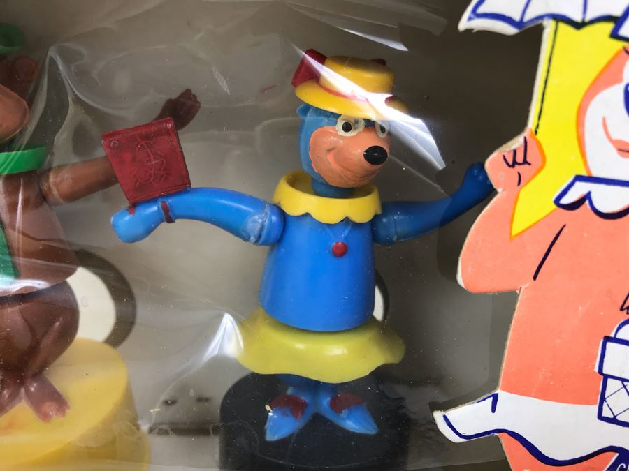 Vintage 1962 Kohner Yogi Bear & Cindy Push Button Puppets New In Damaged Box [Photo 4]