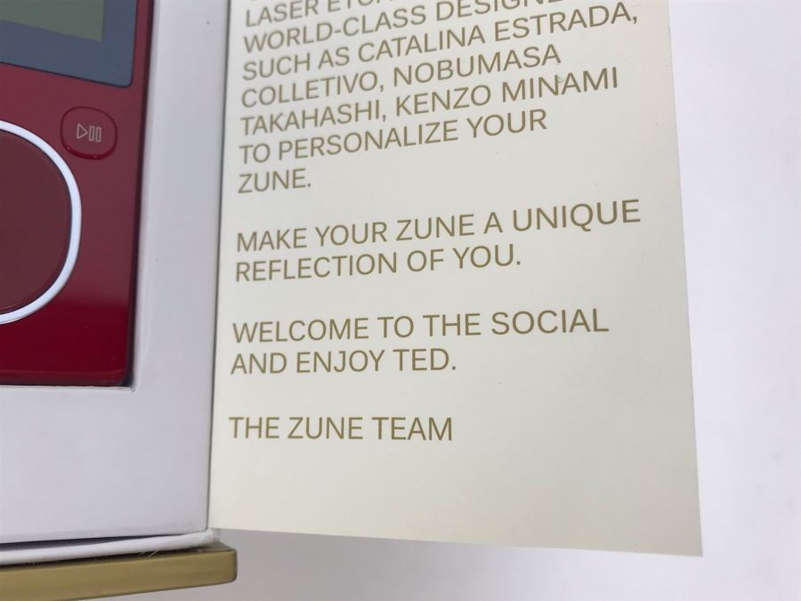 Vintage 2007 New Microsoft Zune Originals 8GB Device Wireless Digital Media Player Red [Photo 9]