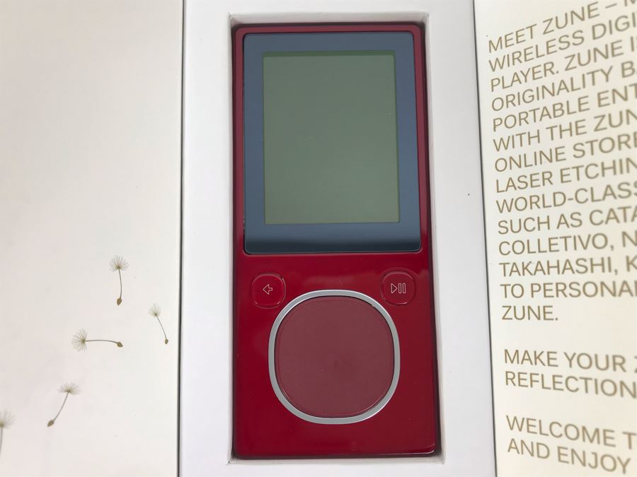 Vintage 2007 New Microsoft Zune Originals 8GB Device Wireless Digital Media Player Red [Photo 7]