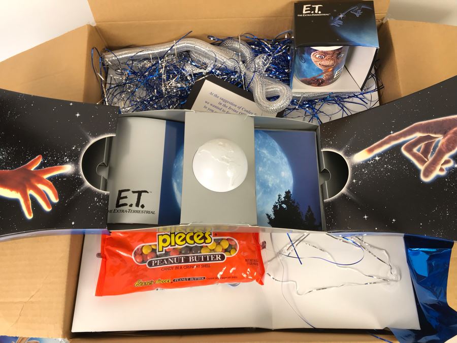 Exclusive E.T. Gift Box From Verizon To Client On The Major Re-Release Of E.T. The Extra Terrestrial With E.T. Coffee Cup And Collectible Movie Book - See Photos [Photo 4]