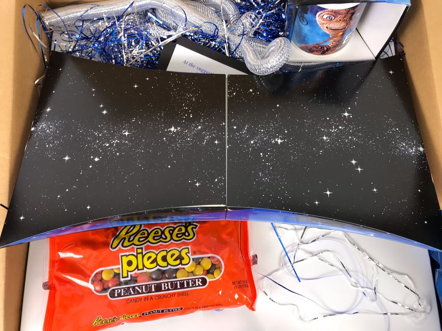 Exclusive E.T. Gift Box From Verizon To Client On The Major Re-Release Of E.T. The Extra Terrestrial With E.T. Coffee Cup And Collectible Movie Book - See Photos [Photo 3]