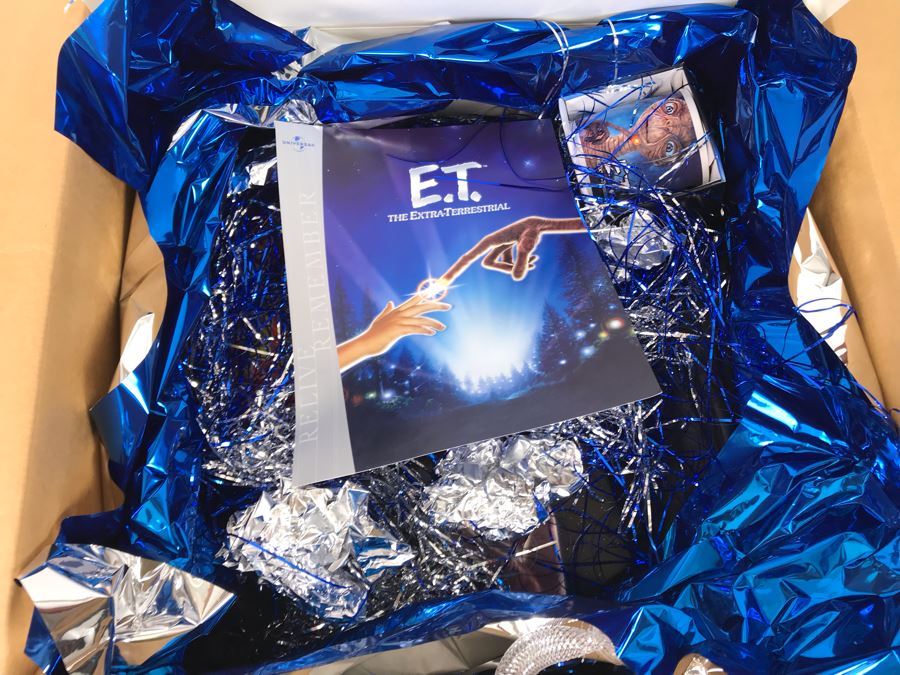 Exclusive E.T. Gift Box From Verizon To Client On The Major Re-Release Of E.T. The Extra Terrestrial With E.T. Coffee Cup And Collectible Movie Book - See Photos [Photo 13]