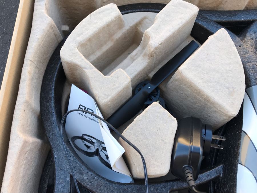 New Parrot AR Drone The Flying Video Game [Photo 14]