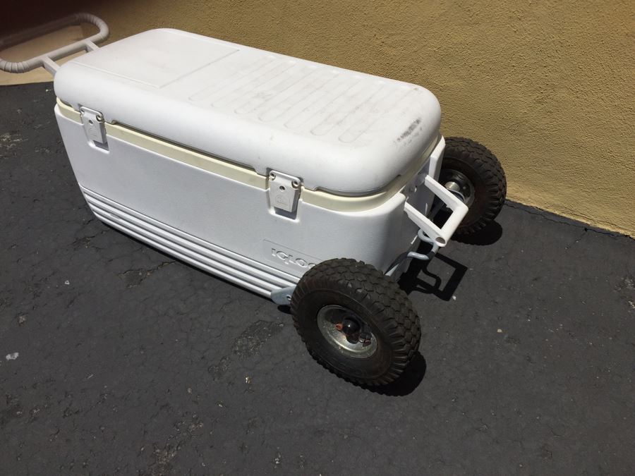 IGLOO Cooler Ice Chest With Rubber Wheels [Photo 5]