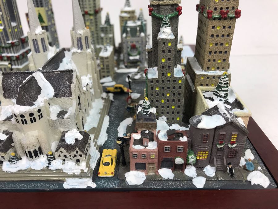 Danbury Mint Christmas In New York Sculpture Figurine With Box [Photo 28]