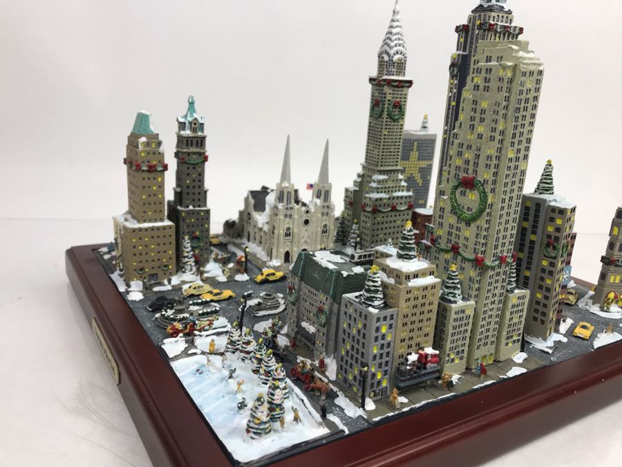 Danbury Mint Christmas In New York Sculpture Figurine With Box [Photo 13]
