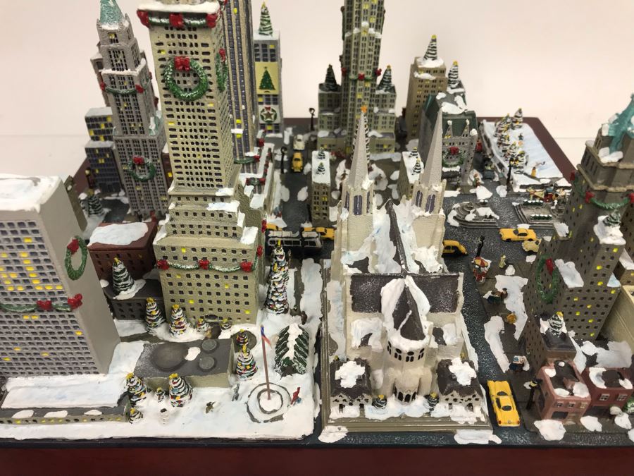 Danbury Mint Christmas In New York Sculpture Figurine With Box [Photo 23]