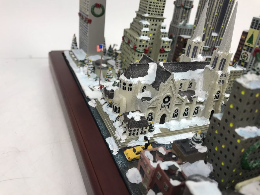 Danbury Mint Christmas In New York Sculpture Figurine With Box [Photo 8]