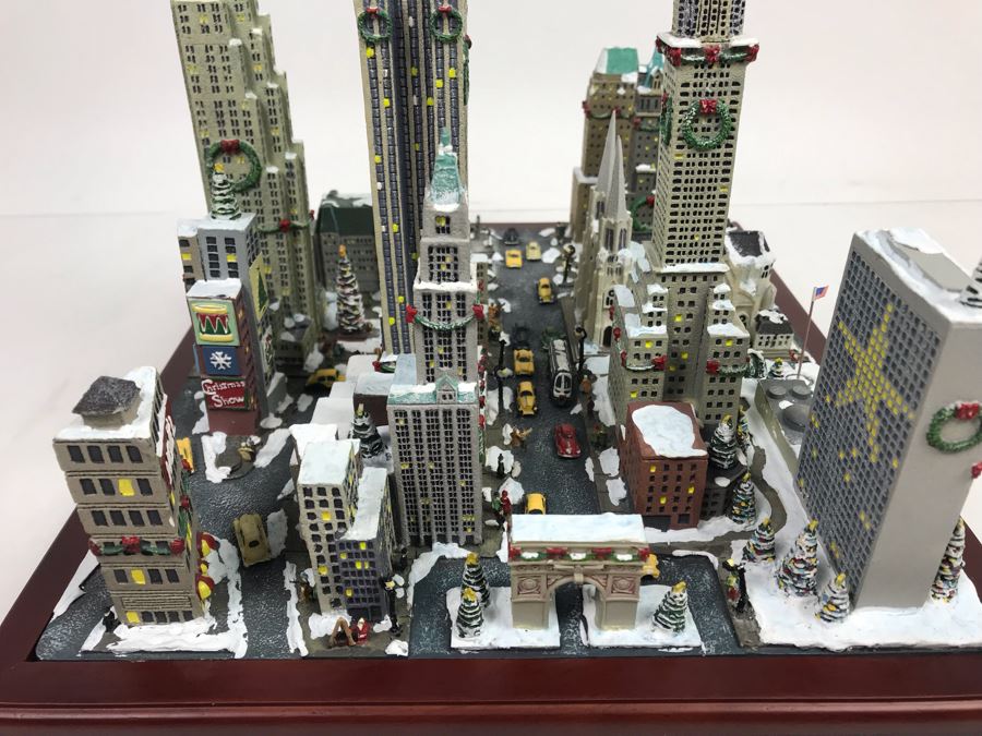 Danbury Mint Christmas In New York Sculpture Figurine With Box [Photo 18]
