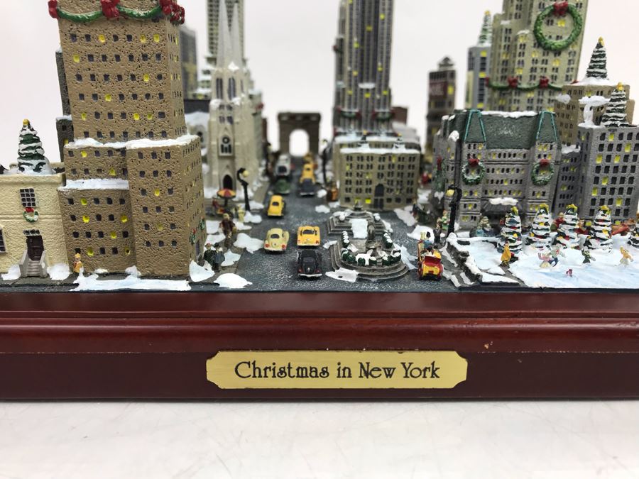 Danbury Mint Christmas In New York Sculpture Figurine With Box [Photo 3]