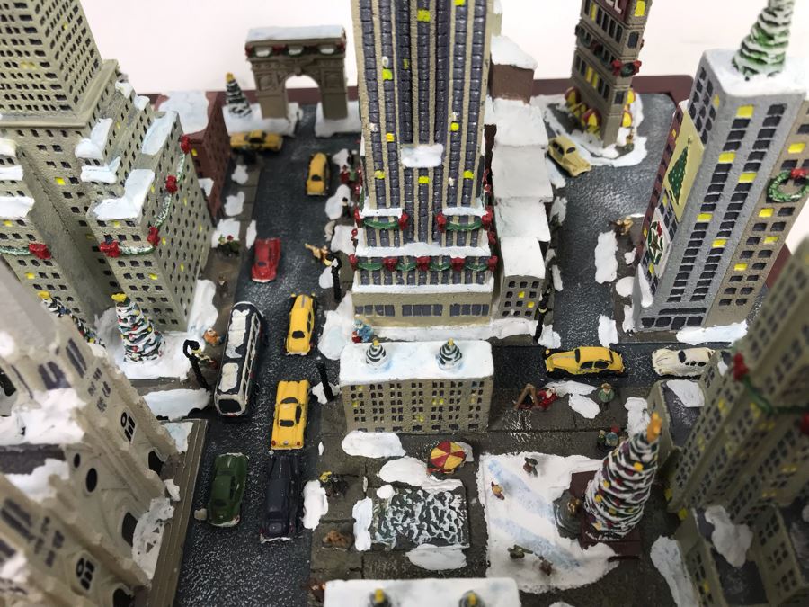 Danbury Mint Christmas In New York Sculpture Figurine With Box [Photo 11]